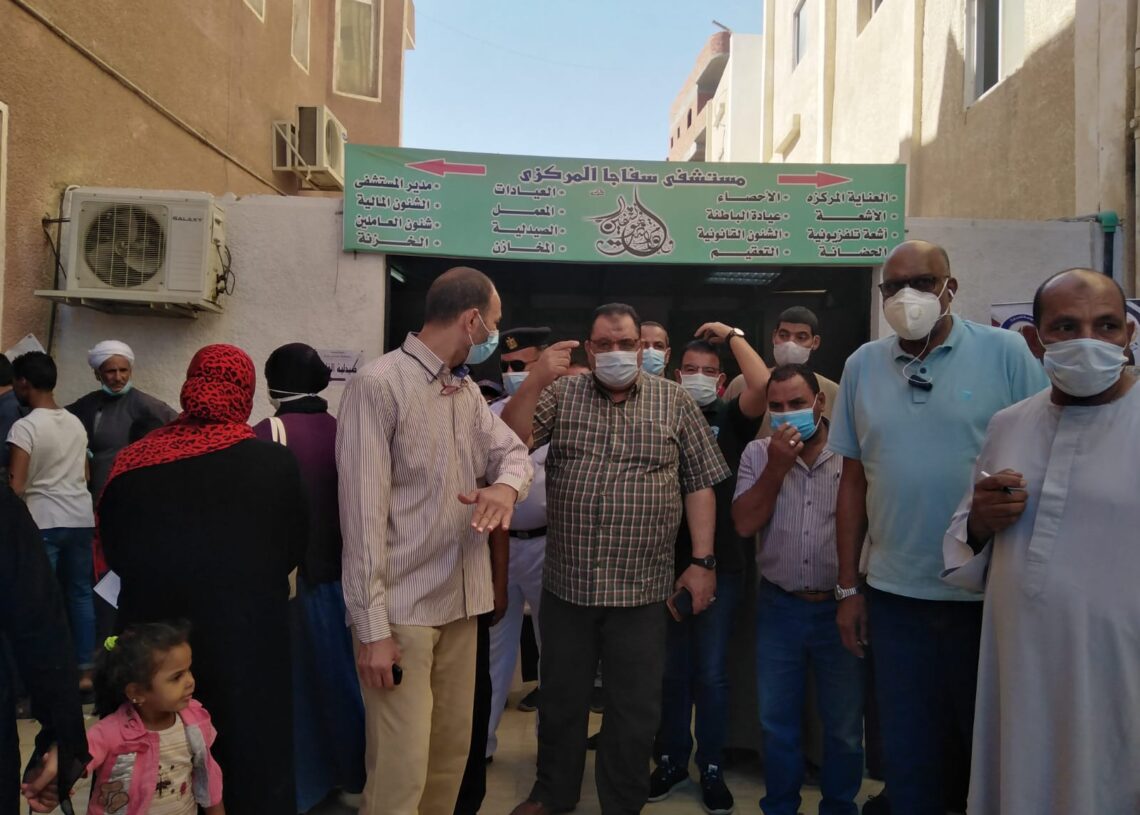 الكشف على 850 مواطنًا في قافلة جسور الخير 12 الطبية بمدينة سفاجا 19 - جريدة المساء