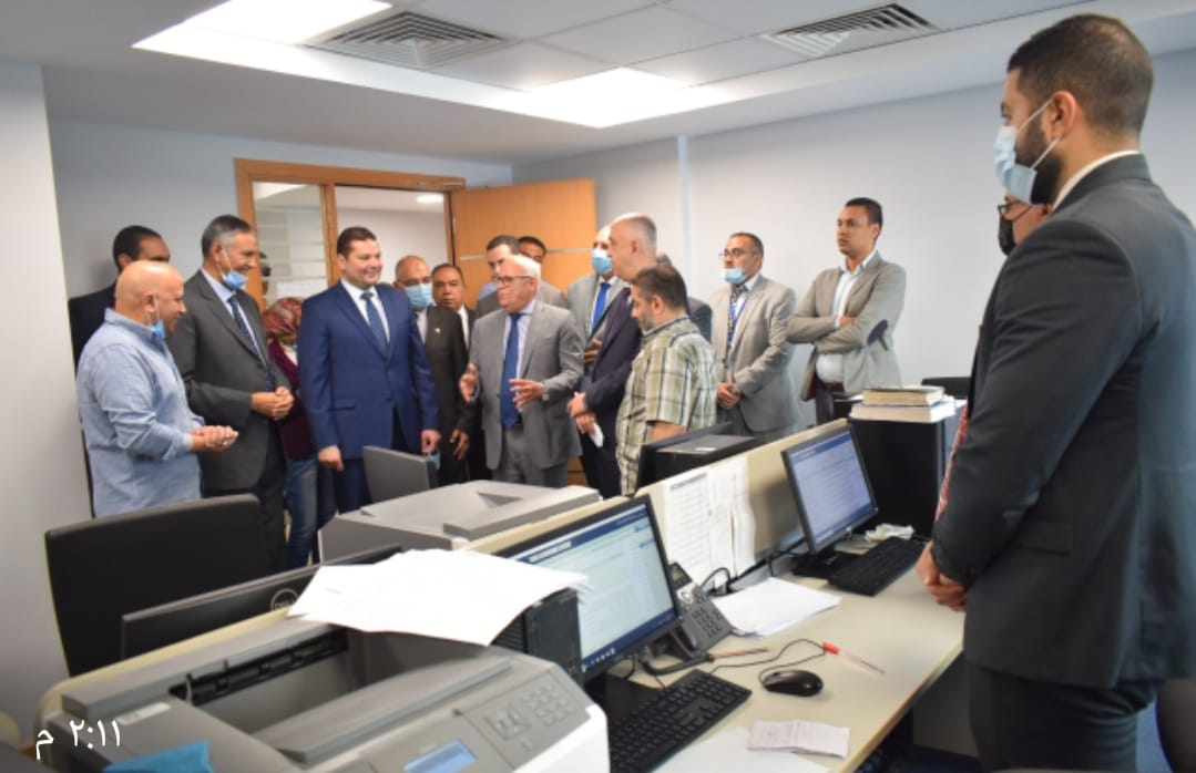 محافظ بورسعيد ونائب وزير المالية يتابعان سير عمل منظومة (Aci) الالكترونية بالمركز اللوجيستى للخدمات الجمركية ببورسعيد   19 - جريدة المساء