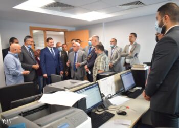 محافظ بورسعيد ونائب وزير المالية يتابعان سير عمل منظومة (Aci) الالكترونية بالمركز اللوجيستى للخدمات الجمركية ببورسعيد   30 - جريدة المساء