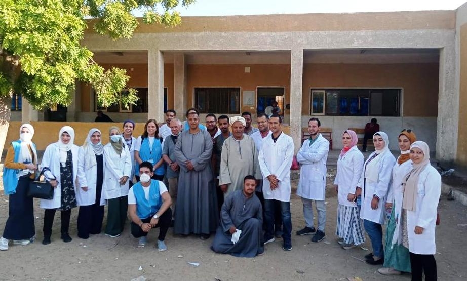 محافظ أسوان يتابع جهود القافلة الطبية بقرية حاجر إدفو 17 - جريدة المساء