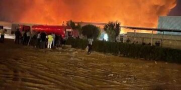 السيطرة على حريق مصنع الأدوات المنزلية بالعاشر من رمضان 1 - جريدة المساء