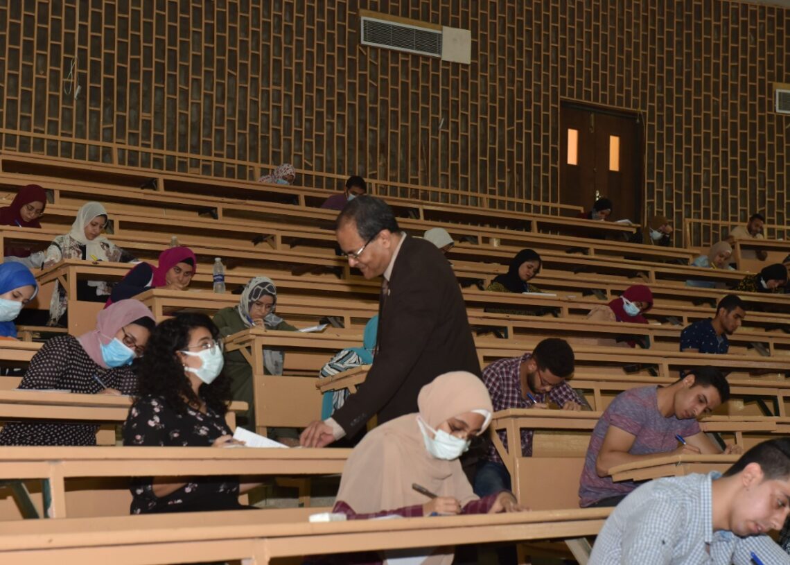 القائم بعمل رئيس جامعة سوهاج يتفقد امتحانات طلاب الفرقة الخامسة بكلية الطب البشري 20 - جريدة المساء القائم بعمل رئيس جامعة سوهاج يتفقد امتحانات طلاب الفرقة الخامسة بكلية الطب البشري 19 - جريدة المساء