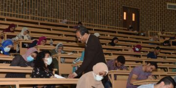 القائم بعمل رئيس جامعة سوهاج يتفقد امتحانات طلاب الفرقة الخامسة بكلية الطب البشري 2 - جريدة المساء القائم بعمل رئيس جامعة سوهاج يتفقد امتحانات طلاب الفرقة الخامسة بكلية الطب البشري 1 - جريدة المساء