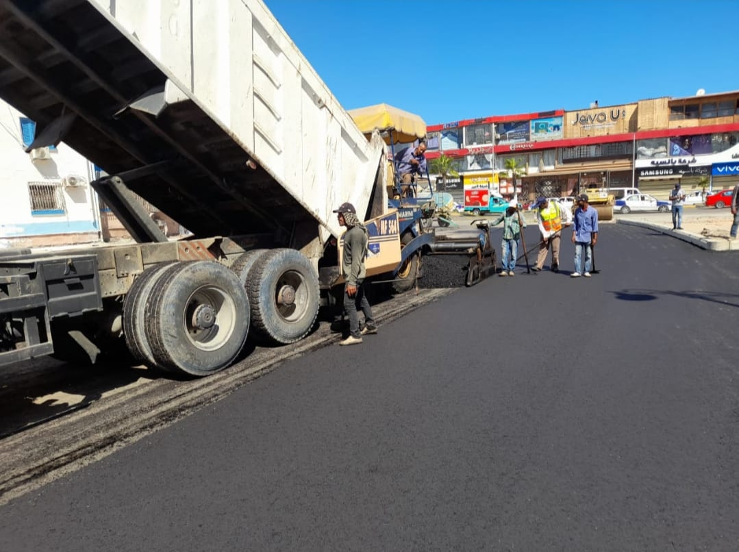بدء أعمال رصف شارع ٢٣ ديسمبر الرابط بين أحياء المناخ والزهور والضواحى ببورسعيد 19 - جريدة المساء