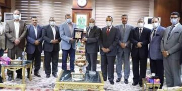 محافظ المنيا يكرم سكرتير عام المحافظة، لانتهاء فترة عمله ونقله للفيوم 1 - جريدة المساء