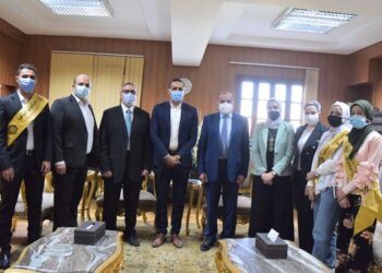 رئيس جامعة بني سويف يكرم  الطلاب المتميزين بأول برنامج خاص بالكيمياء الحيوية على مستوى جامعات الصعيد    25 - جريدة المساء