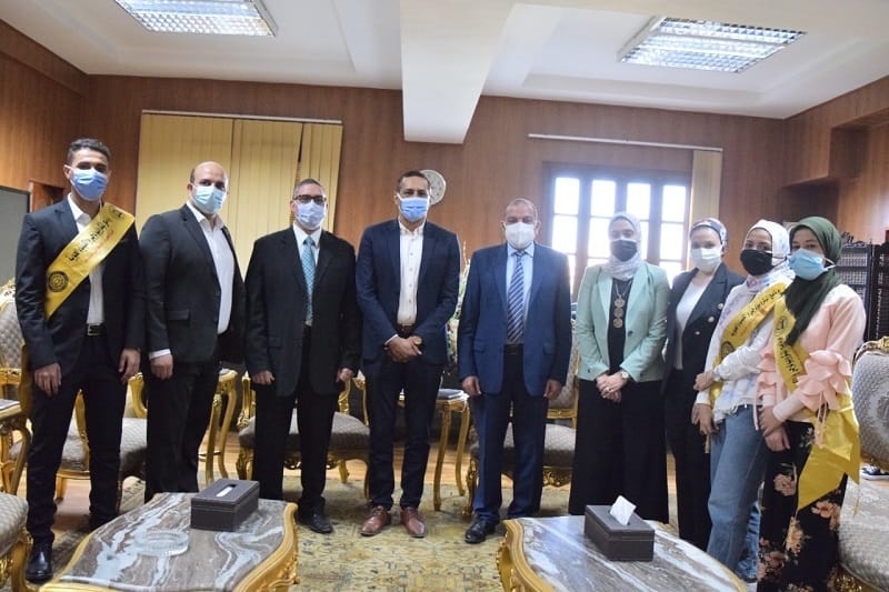 رئيس جامعة بني سويف يكرم  الطلاب المتميزين بأول برنامج خاص بالكيمياء الحيوية على مستوى جامعات الصعيد    18 - جريدة المساء