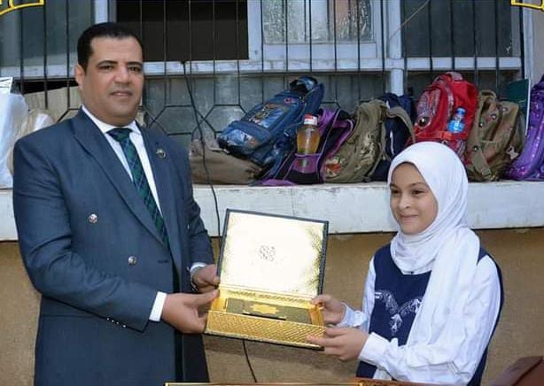 تكريم طالبة لتسليمها قطعة ذهبية ثمينة بعد العثور عليها باسيوط 25 - جريدة المساء تكريم طالبة لتسليمها قطعة ذهبية ثمينة بعد العثور عليها باسيوط 24 - جريدة المساء