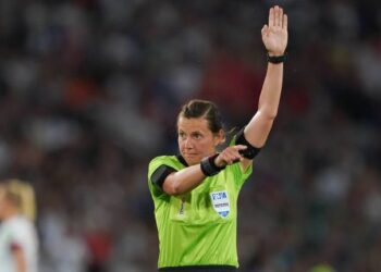 لأول مرة في التاريخ.. طاقم حكام نسائي لمباراة إنجلترا وأندورا بتصفيات المونديال 19 - جريدة المساء