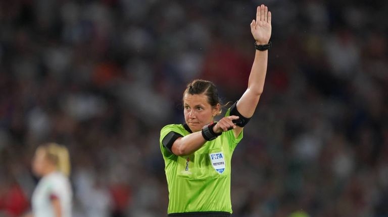 لأول مرة في التاريخ.. طاقم حكام نسائي لمباراة إنجلترا وأندورا بتصفيات المونديال 18 - جريدة المساء