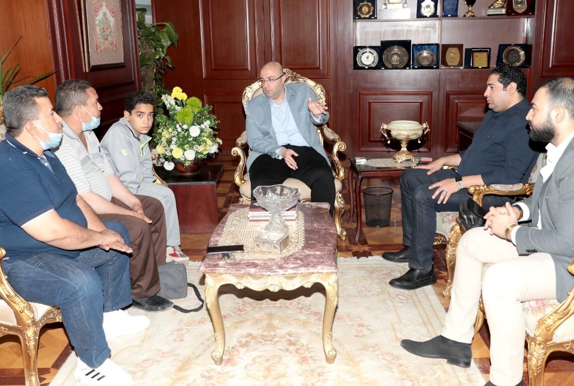 محافظ بني سويف يطمئن والد الطفل المصاب بخلل مناعي باستمرار توفير الدواء.. 17 - جريدة المساء