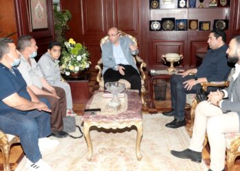 محافظ بني سويف يطمئن والد الطفل المصاب بخلل مناعي باستمرار توفير الدواء.. 35 - جريدة المساء