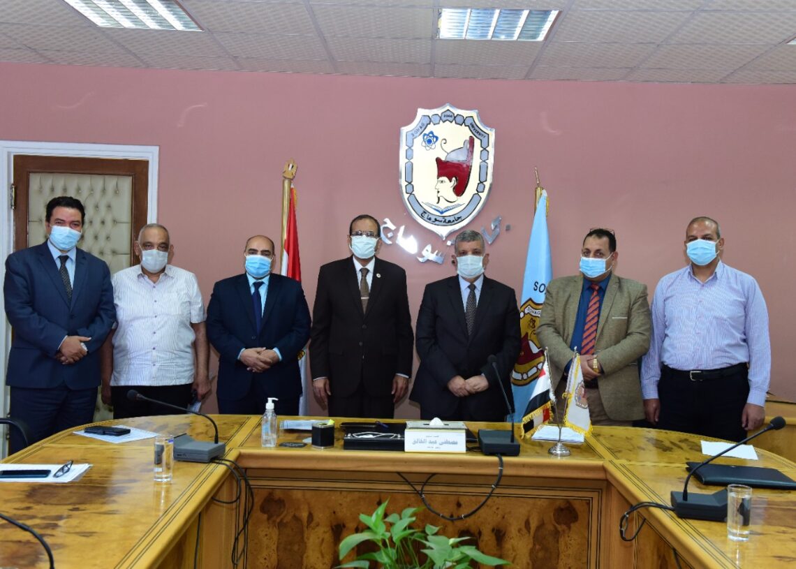 جامعة سوهاج تبحث مع جهاز تنمية المشروعات آليات تنفيذ عدد من الأنشطة الاجتماعية والتوعوية 19 - جريدة المساء