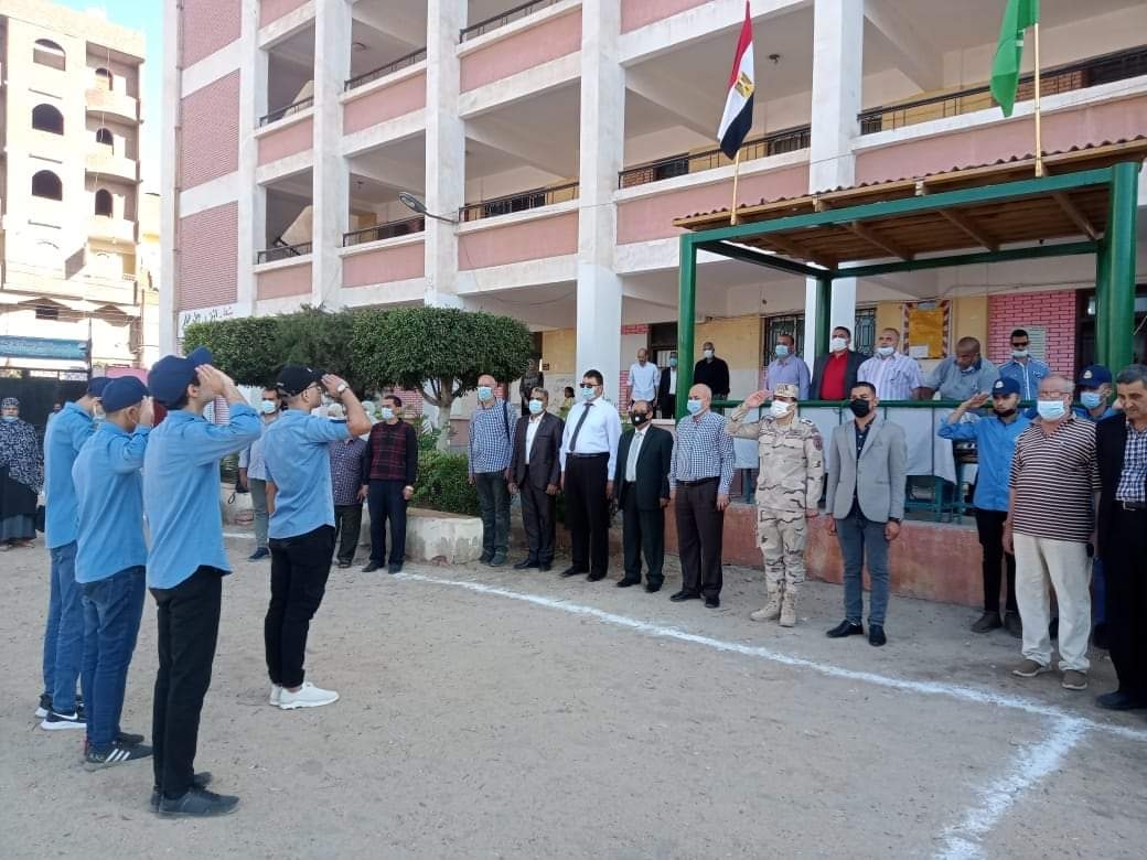 رئيس مدينة الحسينية يشارك الطلاب تحية العلم 19 - جريدة المساء