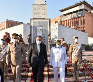 محافظ الشرقية يضع إكليلاً من الزهور على النصب التذكاري للجندي المجهول بمدينة الزقازيق 21 - جريدة المساء