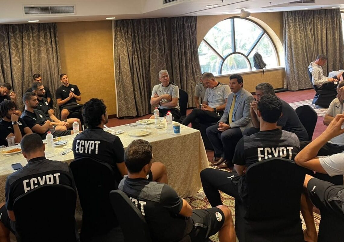 وزير الرياضة يلتقى مع لاعبى منتخب مصر قبل مواجهة ليبيا"صور" 19 - جريدة المساء