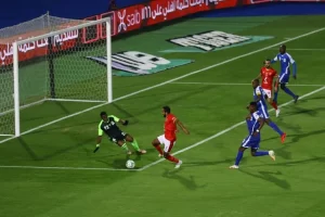 الأهلى يكشر عن أنيابه ويفترس "الحرس" بـ"نص دستة أهداف" ويتأهل 47 - جريدة المساء