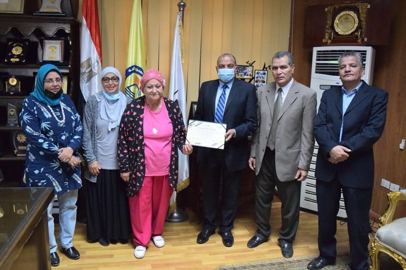 رئيس جامعة بنى سويف يستقبل "سلوى ميلاد" لإهدائها مكتبة كلية الآداب 1250 كتاب 19 - جريدة المساء