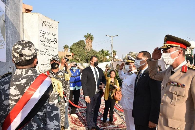 محافظ الشرقية يضع إكليلاً من الزهور على النصب التذكاري للجندي المجهول بمدينة الزقازيق 17 - جريدة المساء