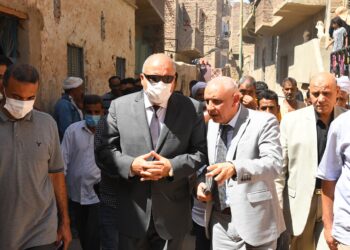 محافظ قنا ينتقل لمعاينة المنازل المتضررة بسبب كسر مواسير المياه بمنطقتي البياضية و الحميدات 17 - جريدة المساء