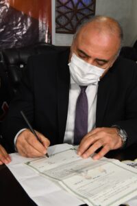 بالصور .. محافظ قنا وكيلًا عن فتاة يتيمة أثناء عقد قرانها 39 - جريدة المساء