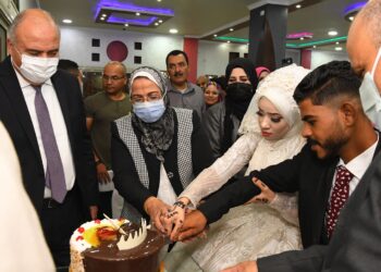 بالصور .. محافظ قنا وكيلًا عن فتاة يتيمة أثناء عقد قرانها 20 - جريدة المساء