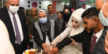 بالصور .. محافظ قنا وكيلًا عن فتاة يتيمة أثناء عقد قرانها 1 - جريدة المساء