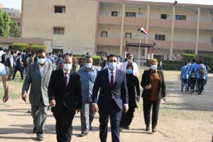 نائب محافظ قنا يشهد طابور الصباح وتحية العلم بمدرسة الشهيد عبد المنعم رياض الثانوية العسكرية 25 - جريدة المساء