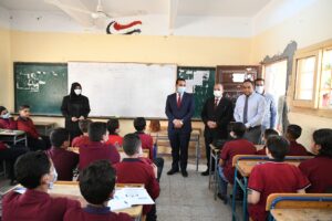 نائب محافظ قنا يشهد طابور الصباح وتحية العلم بمدرسة الشهيد عبد المنعم رياض الثانوية العسكرية 35 - جريدة المساء
