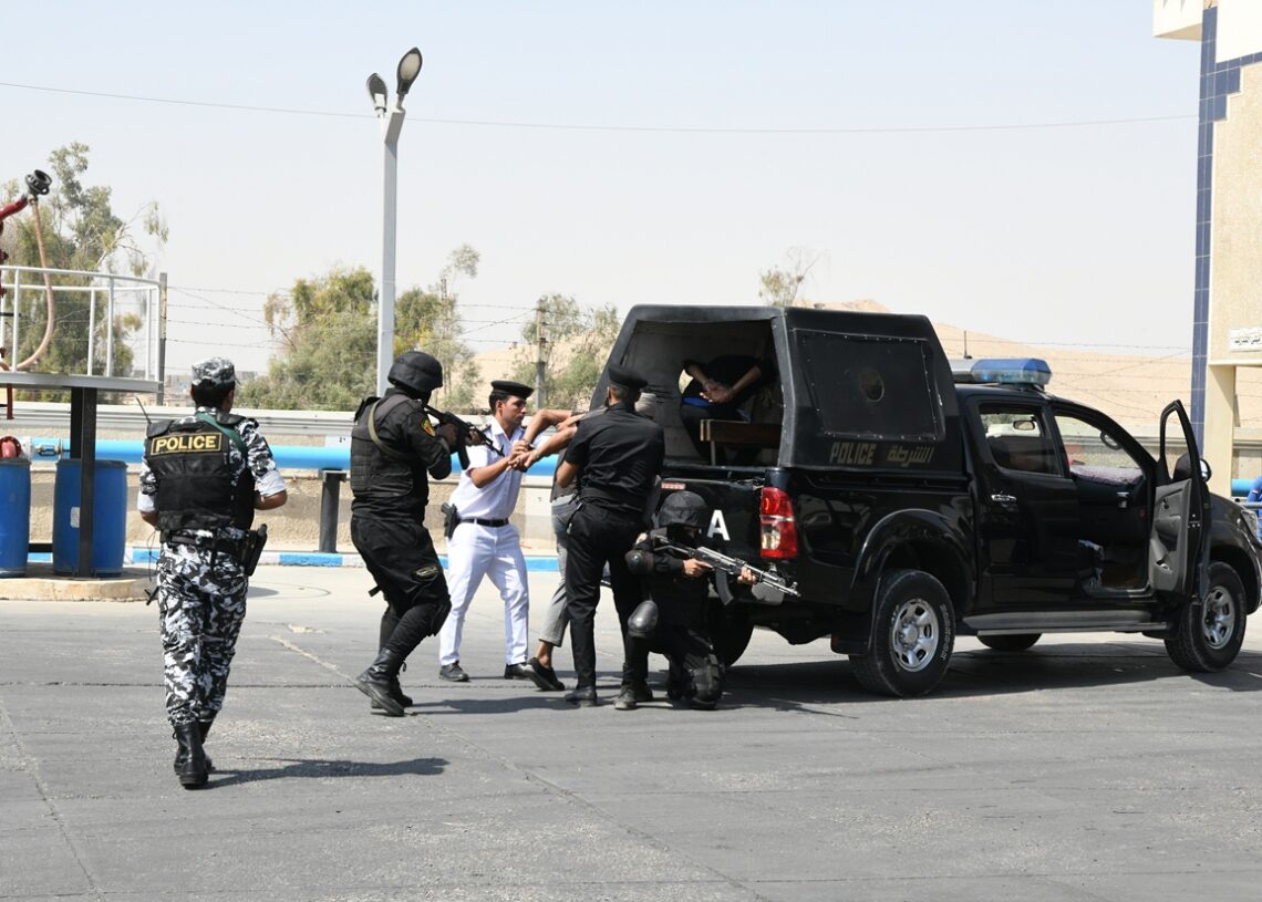 نائب محافظ قنا يشهد سيناريو المحاكاة الفعلية لمحاولة إحباط هجوم إرهابى على مستودع وقود 19 - جريدة المساء