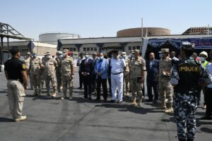 نائب محافظ قنا يشهد سيناريو المحاكاة الفعلية لمحاولة إحباط هجوم إرهابى على مستودع وقود 33 - جريدة المساء