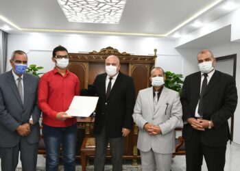 محافظ قنا يكرم ثانى الجمهورية فى شهادة الثانوية العامة 17 - جريدة المساء