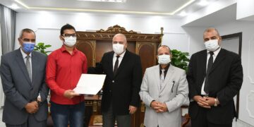 محافظ قنا يكرم ثانى الجمهورية فى شهادة الثانوية العامة 1 - جريدة المساء