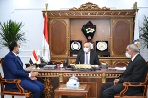 محافظ قنا يستقبل مساعد وزير التضامن الاجتماعى لمتابعة الموقف النهائى لافتتاح أول مركز لعلاج الإدمان بالمحافظة 21 - جريدة المساء