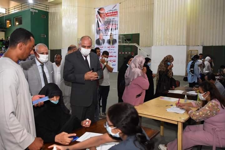 محافظ قنا يتابع أعمال تطعيم المواطنين باللقاح المضاد لفيروس كورونا 17 - جريدة المساء