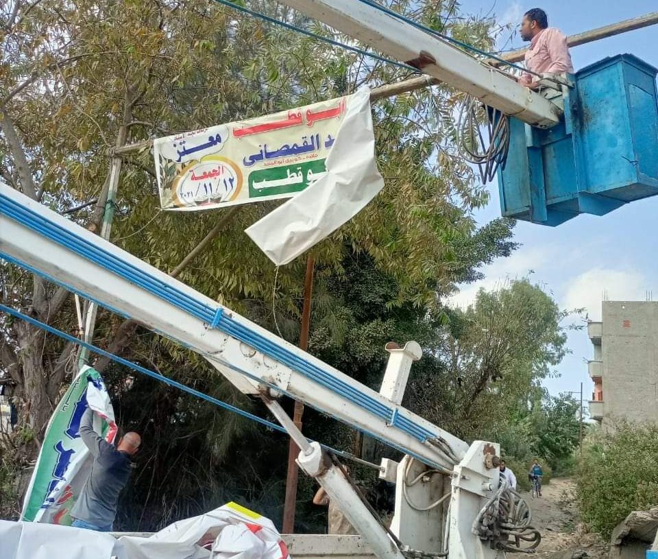 حملة موسعة بكفر البطيخ لإزالة كافة الاعلانات واللافتات المخالفة من شوارع وميادين وطرق المدينة 17 - جريدة المساء