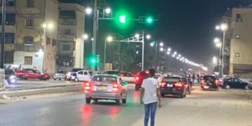 تركيب وإضاءة الأعمدة الديكورية الجديدة بشارع ٢٣ ديسمبر بمناخ بورسعيد 1 - جريدة المساء