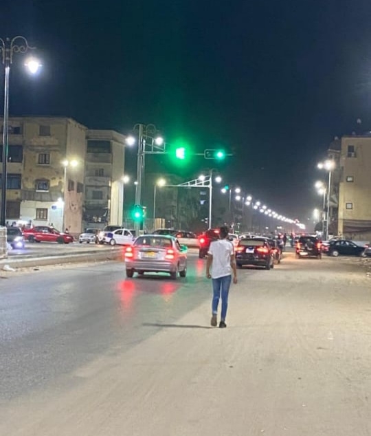 تركيب وإضاءة الأعمدة الديكورية الجديدة بشارع ٢٣ ديسمبر بمناخ بورسعيد 17 - جريدة المساء