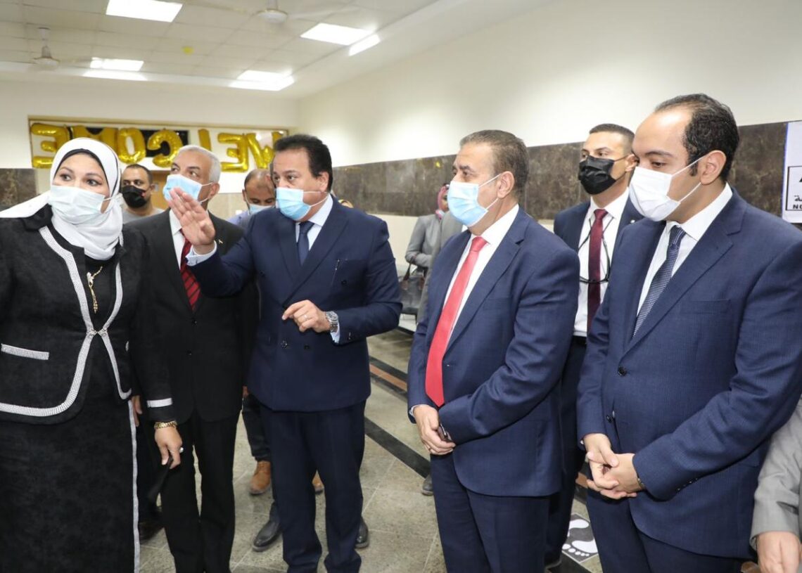وزير التعليم العالى ومحافظ المنوفية و ورئيس الجامعة يفتتحون كلية طب الأسنان 19 - جريدة المساء