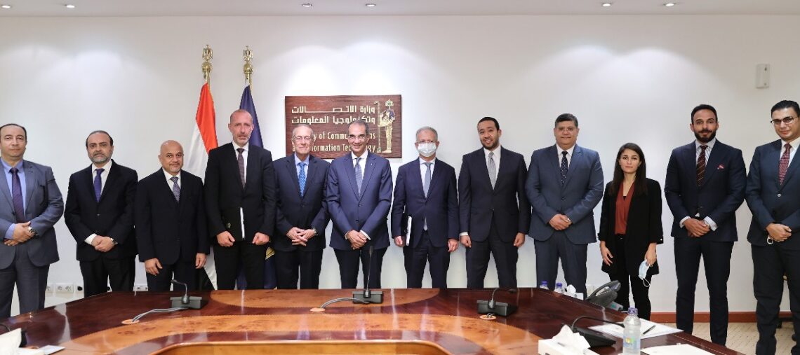 وزير الاتصالات يشهد اتفاقية لانشاء ٦٠٠٠ برج اتصالات لاسلكية جديد على مدار الثلاث سنوات القادمة 18 - جريدة المساء