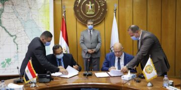 توقيع اتفاقية تسوية بين "يونيفرسال" و"الصناعات المعدنية" بصرف كامل حقوق العاملين المالية 2 - جريدة المساء توقيع اتفاقية تسوية بين "يونيفرسال" و"الصناعات المعدنية" بصرف كامل حقوق العاملين المالية 1 - جريدة المساء