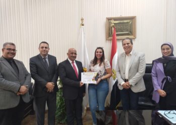 نائب رئيس جامعة الزقازيق يكرم الطلاب الفائزين في مسابقة الغناء 34 - جريدة المساء
