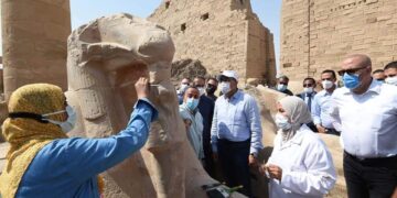 رئيس الوزراء يتابع أعمال الترميم بمعبد الكرنك وطريق الكباش لإقامة احتفالية "الأقصر فى ثوبها الجديد" 1 - جريدة المساء