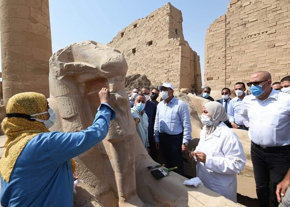 رئيس الوزراء يتابع أعمال الترميم بمعبد الكرنك وطريق الكباش لإقامة احتفالية "الأقصر فى ثوبها الجديد" 19 - جريدة المساء