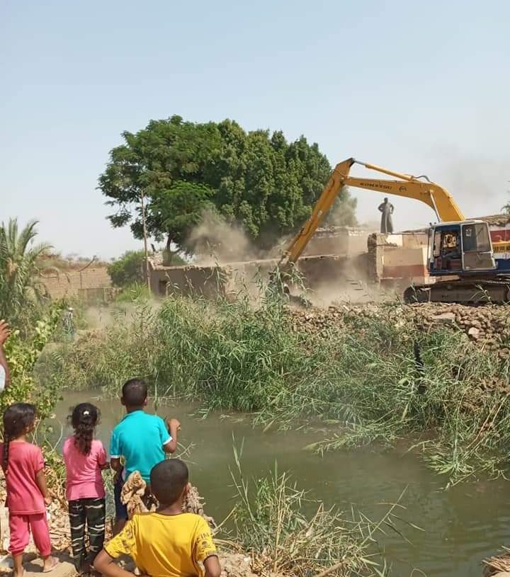 إزالة ٩٥٠ م مخالفات بناء على أراضى زراعية بمدينة الزينية بالأقصر 19 - جريدة المساء