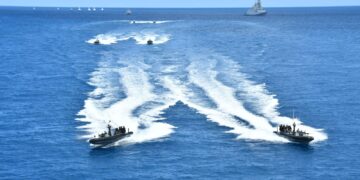 القوات البحرية تحتفل بعيدها الرابع والخمسين بتنفيذ عدد من التشكيلات البحرية والجوية 2 - جريدة المساء القوات البحرية تحتفل بعيدها الرابع والخمسين بتنفيذ عدد من التشكيلات البحرية والجوية 1 - جريدة المساء