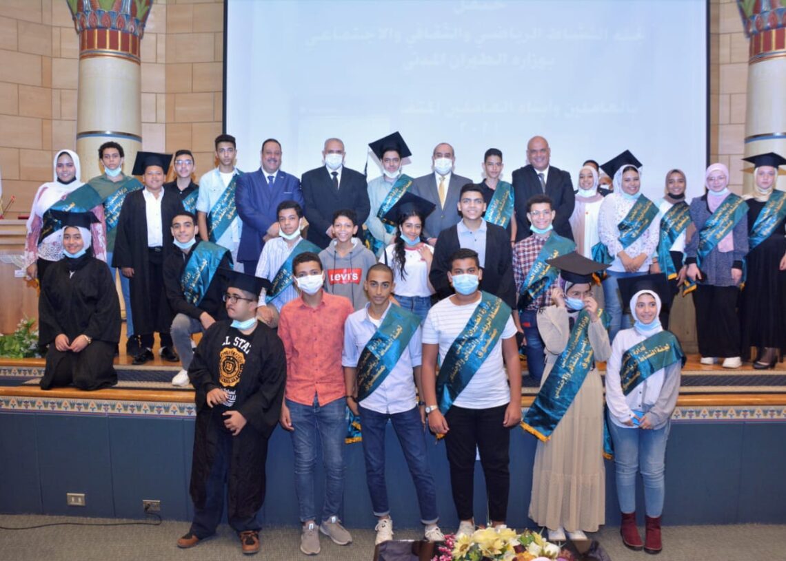 وزارة الطيران تكرم المتفوقين علميا من أبناء العاملين 19 - جريدة المساء