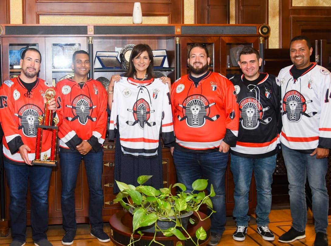 وزيره الهجرة تستقبل فريق هوكى الجليد 19 - جريدة المساء