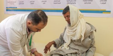 في يومها الاول قافلة مجلس الوزراء وجامعة الازهر توقع الكشف على 925 مواطن من أهالي غرب مطروح 2 - جريدة المساء في يومها الاول قافلة مجلس الوزراء وجامعة الازهر توقع الكشف على 925 مواطن من أهالي غرب مطروح 1 - جريدة المساء