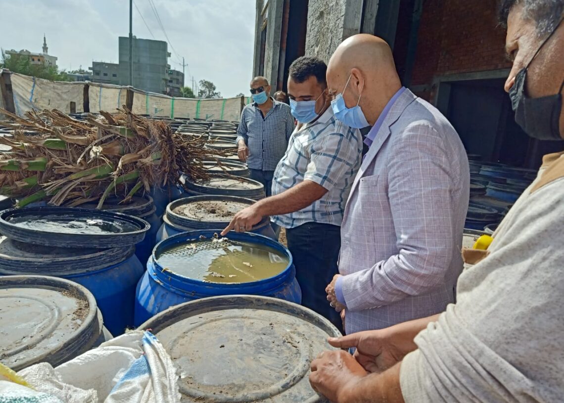 وكيل وزارة الصحة بالشرقية يقود حملة مكبرة على المنشآت الغذائية بديرب نجم ضبط وإعدام أكثر من ٨٢ طن أغذية وغلق مصنعان مخللات ومكان لتجهيز الطعام لمطعم شهير 17 - جريدة المساء